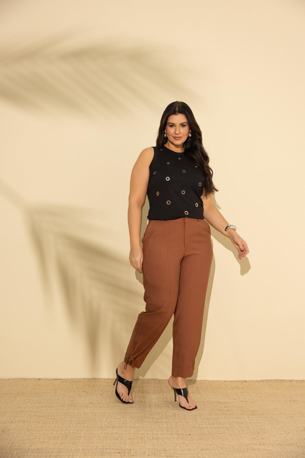 Calça de alfaiataria com ajuste na barra