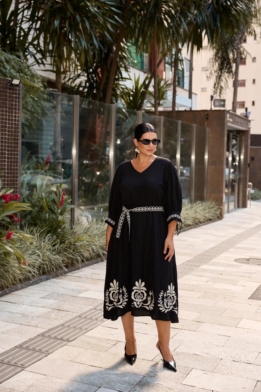 Vestido com cinto bordado