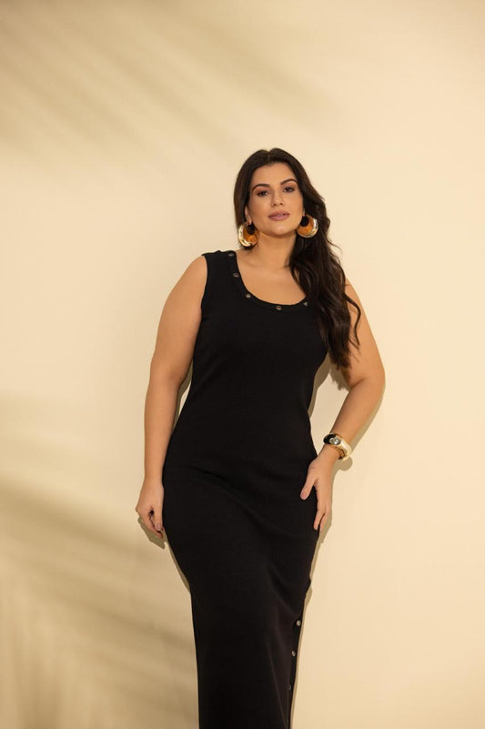 Vestido canelado com ilhós no decote